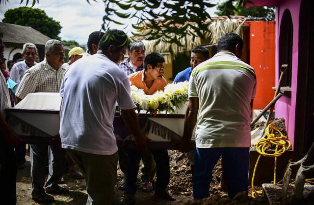 Relatives and friends accompany to the cemetery the remains of a victim of Thursday night's 8.2-magnitude quake, in Juchitan, Oaxaca, Mexico, on September 10, 2017. Rescuers pulled bodies from the rubble and grieving families carried coffins through the streets Saturday after Mexico's biggest earthquake in a century killed 65 people. / AFP PHOTO / RONALDO SCHEMIDT