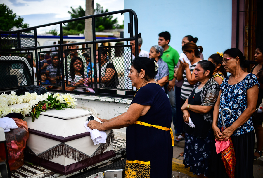 México sepulta a las víctimas del terremoto en medio de angustia, desesperación e incertidumbre (+fotos)