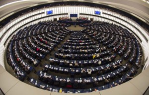 Eurocámara empezó a revisar acuerdo post Brexit que ratificará en dos meses