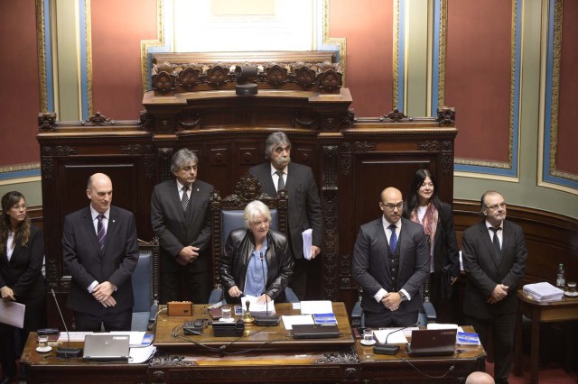 Uruguayan senator Lucia Topolansky (C) takes office as vice-president in Montevideo, on September 13, 2017. Topolansky replaces Uruguay's vice-president Raul Sendic, who resigned on Saturday over allegations he used public money for personal shopping. / AFP PHOTO / MIGUEL ROJO