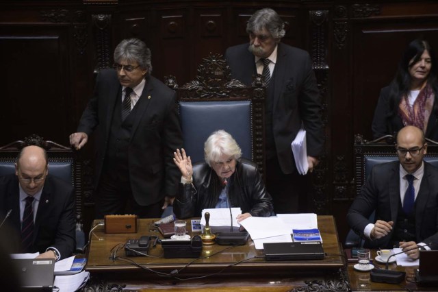 Uruguayan senator Lucia Topolansky (C) takes office as vice-president in Montevideo, on September 13, 2017. Topolansky replaces Uruguay's vice-president Raul Sendic, who resigned on Saturday over allegations he used public money for personal shopping. / AFP PHOTO / MIGUEL ROJO
