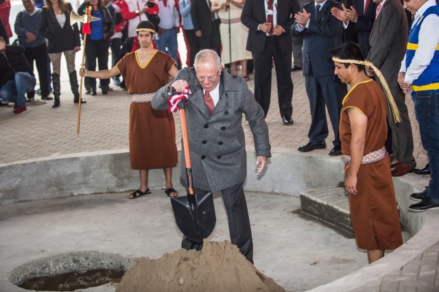 El presidente peruano Pedro Pablo Kuczynski participó en el acto donde se colocó la primera piedra de la construcción de las Villas Deportivas / AFP PHOTO / ERNESTO BENAVIDES