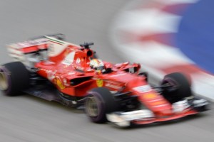 Vettel se lleva la pole en Singapur; Hamilton retrasado