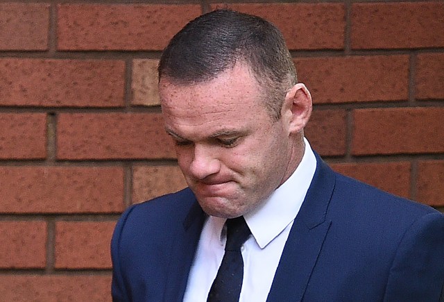 El futbolista inglés, Wayne Rooney a su salida de la corte. / AFP PHOTO / Oli SCARFF