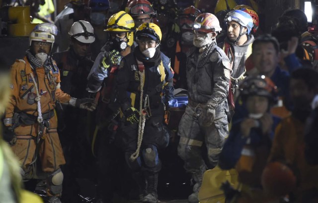 Rescue workers carry a body found in the rubble in Mexico City early on September 24, 2017, five days after a powerful quake hit central Mexico. Hopes of finding more survivors after Mexico City's devastating quake dwindled to virtually nothing on September 24, five days after the 7.1 tremor rocked the heart of the mega-city, toppling dozens of buildings and killing more than 300 people. / AFP PHOTO / ALFREDO ESTRELLA