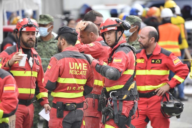 Rescue workers from Spain take a break while participating in the search for survivors in Mexico City, on September 24, 2017, five days after the powerful quake that hit central Mexico. A strong 6.1 magnitude quake shook Mexico on Saturday, causing panic in traumatized Mexico City, where rescuers trying to free people trapped from this week's earlier earthquake had to temporarily suspend work. / AFP PHOTO / Omar Torres