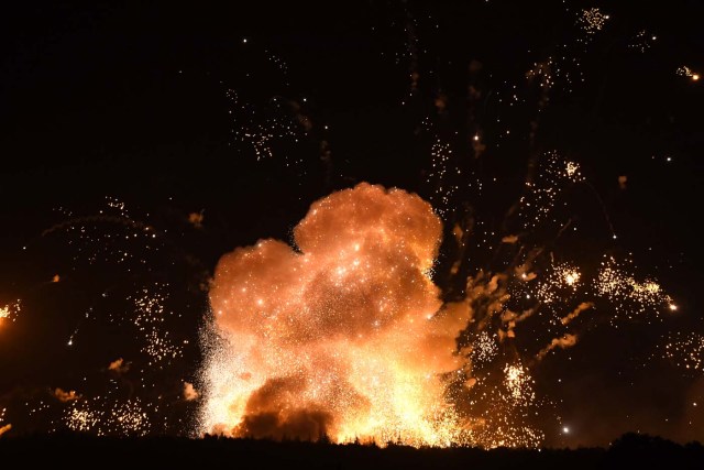 This photo taken on September 27, 2017 near Kalynivka shows explosions at a military munitions depot.  Ukranian authorities evacuated nearly 30,000 people September 27 from the central Vinnytsya region after a huge munitions depot caught fire and set off artillery shells and blasts prosecutors were treating as an act of "sabotage". It was the second major incident affecting a Ukrainian weapons storage site this year. Kiev blamed the first one in March on Moscow and its Russian-backed insurgents fighting Ukrainian forces in the war-wrecked east -- a charge both sides denied.  / AFP PHOTO / Sergei SUPINSKY