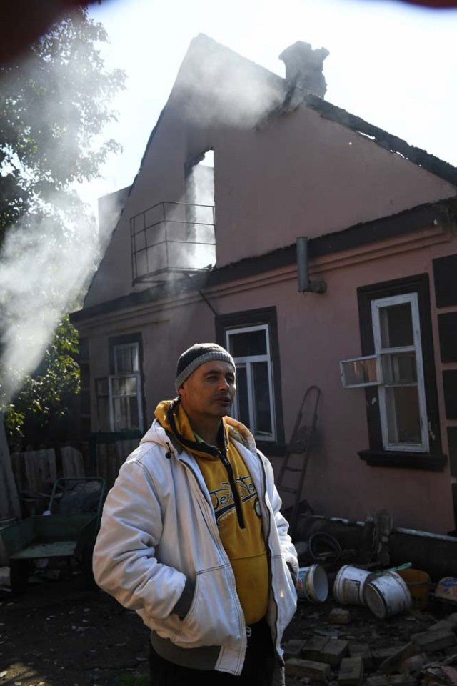 A man looks on outside of a home destroyed during explosions at a military depot near the Ukrainian town of Kalynivka, early on September 27, 2017. Ukranian authorities evacuated nearly 30,000 people September 27 from the central Vinnytsya region after a huge munitions depot caught fire and set off artillery shells and blasts prosecutors were treating as an act of "sabotage". It was the second major incident affecting a Ukrainian weapons storage site this year. Kiev blamed the first one in March on Moscow and its Russian-backed insurgents fighting Ukrainian forces in the war-wrecked east -- a charge both sides denied. / AFP PHOTO / Sergei SUPINSKY