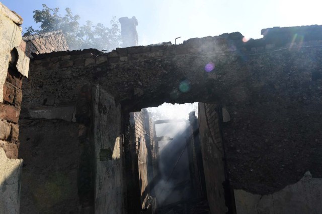 This photo taken on September 27, 2017 shows a home destroyed during munition explosions originating from a military depot near the Ukrainian town of Kalynivka. Ukranian authorities evacuated nearly 30,000 people September 27 from the central Vinnytsya region after a huge munitions depot caught fire and set off artillery shells and blasts prosecutors were treating as an act of "sabotage". It was the second major incident affecting a Ukrainian weapons storage site this year. Kiev blamed the first one in March on Moscow and its Russian-backed insurgents fighting Ukrainian forces in the war-wrecked east -- a charge both sides denied. / AFP PHOTO / Sergei SUPINSKY