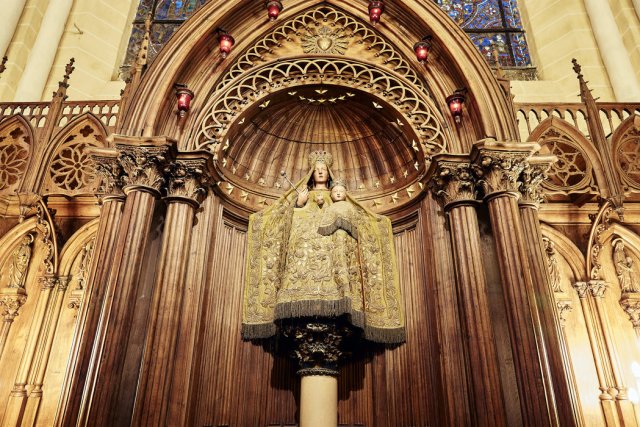 La imagen anteriormente venerada como la Virgen Negra se volvió blanca después de la restauración de la catedral de Chartres. Credit Roberto Frankenberg para The New York Time
