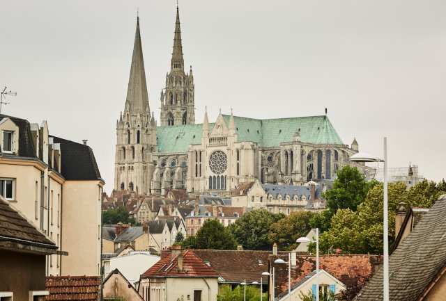 La catedral es el punto central de la ciudad de Chartres, ubicada a 96 kilómetros al suroeste de París. Credit Roberto Frankenberg para The New York Times
