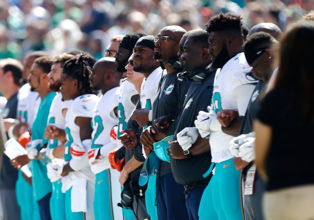 Los Miami Dolphins cantaron el himno nacional estadounidense entrelazados, antes del juego contra los New York Jets en el MetLife Stadium. Rich Schultz/Getty Images/AFP