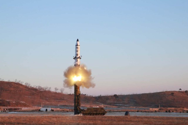 Una vista del fuego de prueba de Pukguksong-2 guiado por el líder norcoreano Kim Jong Un en el acto, en esta foto sin fecha publicada por la Agencia Central de Noticias de Corea del Norte (KCNA) en Pyongyang el 13 de febrero de 2017. KCNA / Folleto a través de Reuters 
