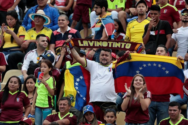 Soccer Football - 2018 World Cup Qualifiers - Venezuela v Colombia - Pueblo Nuevo stadium, San Cristobal, Venezuela - August 31, 2017. Venezuela's supporters cheer for their team as one of them holds a scarf that reads "The red wine". REUTERS/Marco Bello