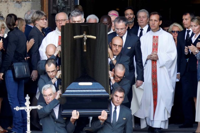 French actors Alain Delon (Top 5thR) and Anthony Delon (top 6thR) follow the coffin of late actress Mireille Darc after her funeral ceremony at the Saint-Sulpice church in Paris, France, September 1, 2017. REUTERS/Charles Platiau