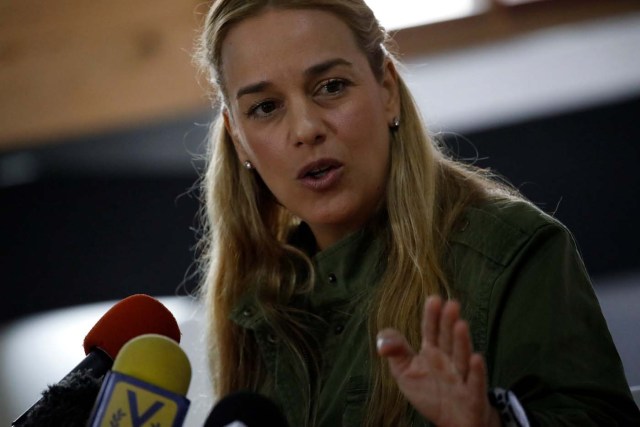 Human rights activist Lilian Tintori, wife of opposition leader Leopoldo Lopez, gestures during a news conference in Caracas, Venezuela, September 2, 2017. REUTERS/Andres Martinez Casares
