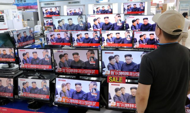 Un hombre ve por televisión los reportes del nuevo ensayo nuclear norcoreano. Han Jong-Chan/Yonhap/via REUTERS 