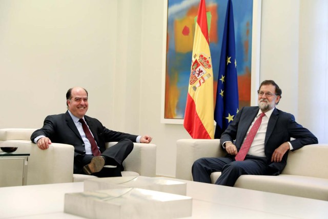 Spanish Prime Minister Mariano Rajoy and Julio Borges, president of the National Assembly and lawmaker of the Venezuelan coalition of opposition parties (MUD), pose as they meet at Moncloa Palace in Madrid, Spain, September 5, 2017. REUTERS/Susana Vera