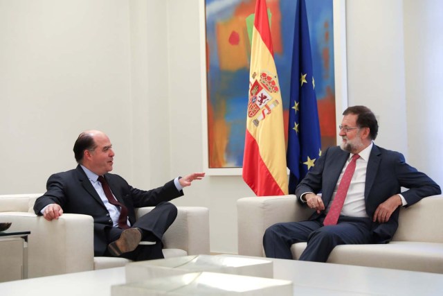 Spanish Prime Minister Mariano Rajoy and Julio Borges, president of the National Assembly and lawmaker of the Venezuelan coalition of opposition parties (MUD), meet at Moncloa Palace in Madrid, Spain, September 5, 2017. REUTERS/Susana Vera