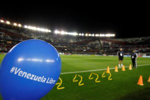 La pancarta que desplegaron venezolanos en Argentina durante el partido de la Vinotinto (Foto)