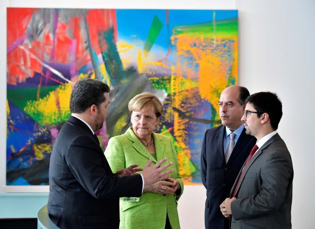 German Chancellor Angela Merkel receives Venezuelan President of the Parliament Julio Andrés Borges (2ndR) and Vice-President Freddy Guevara (R) to duscuss internal politics and human rights in Venezuela at the chancellery in Berlin, Germany, September 6, 2017. REUTERS/Tobias Schwarz/POOL