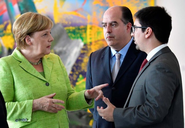 German Chancellor Angela Merkel receives Venezuelan President of the Parliament Julio Andrés Borges (2ndR) and Vice-President Freddy Guevara (R) to duscuss internal politics and human rights in Venezuela at the chancellery in Berlin, Germany, September 6, 2017. REUTERS/Tobias Schwarz/POOL
