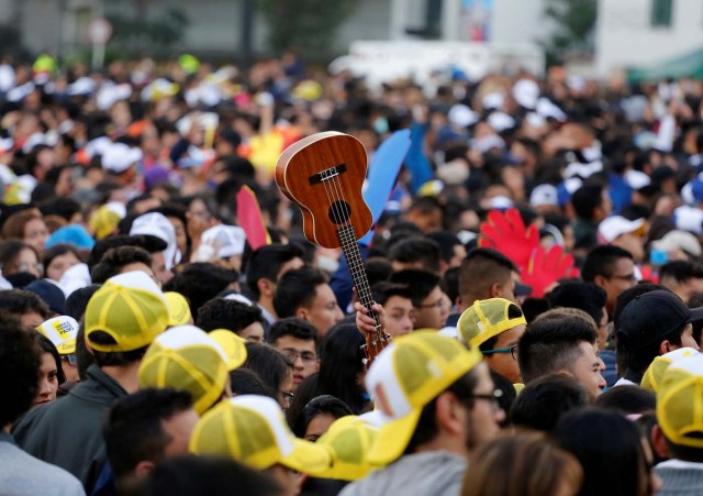 Faithful wait for the arrival of Pope Francis in front of the Cathedral in Candelaria at Bolivar square in Bogota, Colombia September 7, 2017. REUTERS/Nacho Doce