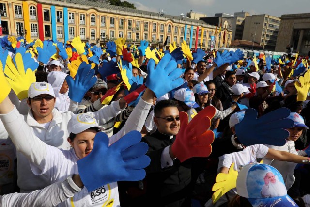 Faithful wait for the arrival of Pope Francis in front of the Cathedral in Candelaria at Bolivar square in Bogota, Colombia September 7, 2017. REUTERS/Nacho Doce