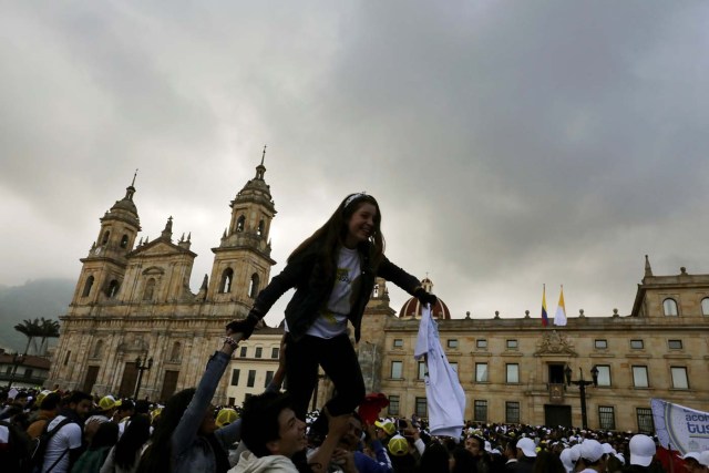 Faithful wait for the arrival of Pope Francis in front of the Cathedral in Candelaria at Bolivar square in Bogota, Colombia September 7, 2017. REUTERS/Nacho Doce