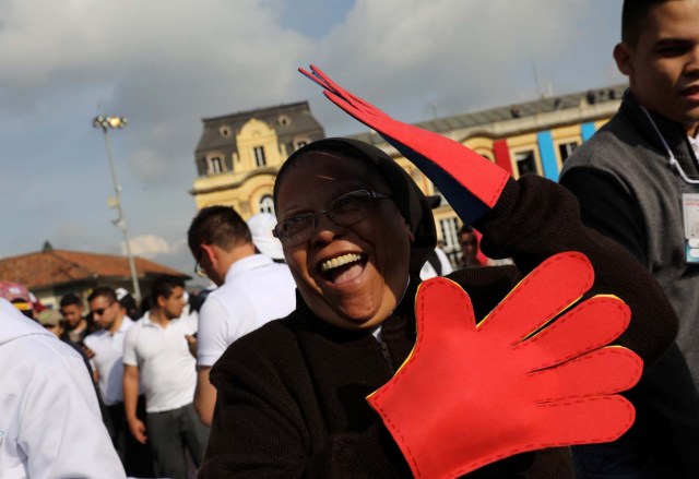 A nun waits for the arrival of Pope Francis in front of the Cathedral in Candelaria at Bolivar square in Bogota, Colombia September 7, 2017. REUTERS/Nacho Doce