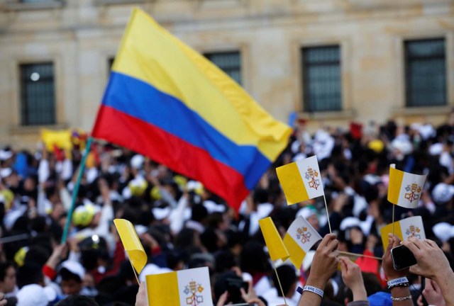 Faithful wait for the arrival of Pope Francis in front of the Cathedral in Candelaria at Bolivar square in Bogota, Colombia September 7, 2017. REUTERS/Nacho Doce