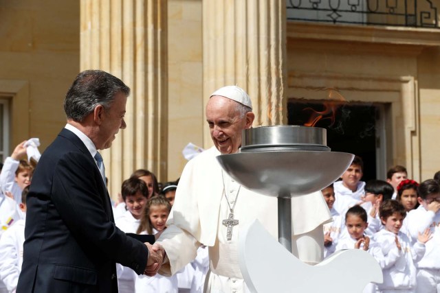 Colombia's President Juan Manuel Santos (L) and Pope Francis shake hands during a meeting at Narino presidential palace in Bogota, Colombia September 7, 2017. REUTERS/Stefano Rellandini