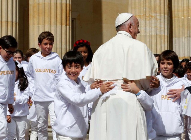 Pope Francis is greeted by children during a meeting at Narino presidential palace in Bogota, Colombia September 7, 2017. REUTERS/Stefano Rellandini