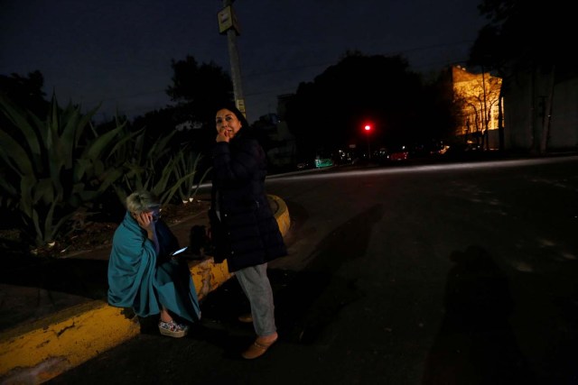 Personas se reúnen en una calle después de que un terremoto sacudió a Ciudad de México, la noche del 7 de septiembre del 2017. REUTERS/Claudia Daut