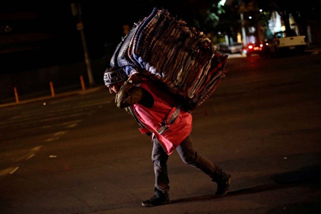 A volunteer carries blankets after an earthquake hit Mexico City, Mexico, September 8, 2017. REUTERS/Edgard Garrido