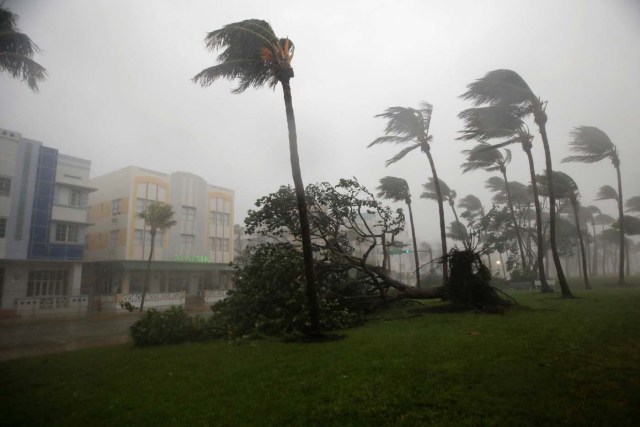 Heavy wind is seen along Ocean Drive in South Beach as Hurricane Irma arrives at south Florida, in Miami Beach, Florida, U.S., September 10, 2017. REUTERS/Carlos Barria
