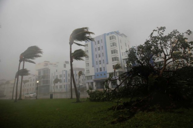 Fuertes vientos en la calle Ocean Drive de South Beach, en Miami Beach, mientras el huracán Irma llega al sur de Florida, Estados Unidos, 10 de septiembre de 2017. REUTERS/Carlos Barria