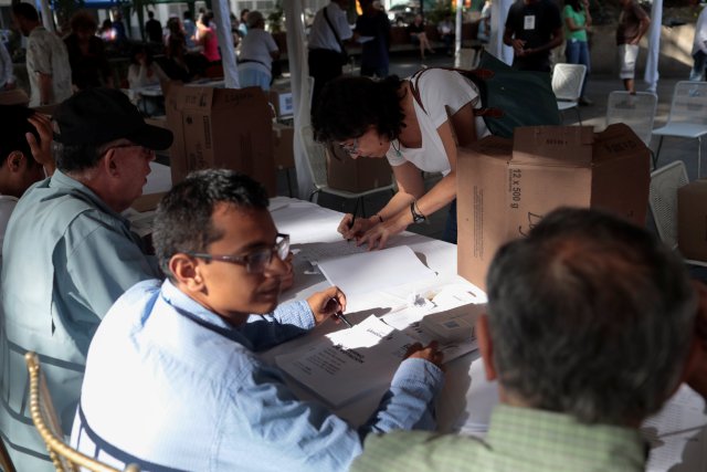 Una mujer se registra para participar en las elecciones primarias de la oposición. REUTERS/Marco Bello