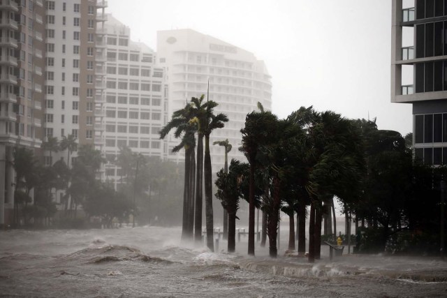 El agua sube hasta la acera junto al río de Miami, en el centro de Miami, durante la llegada del huracán Irma al sur de Florida, Estados Unidos, 10 de septiembre de 2017. REUTERS/Carlos Barria
