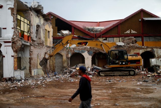 Un residente camina frente a estructuras destruidas por el terremoto en México. REUTERS/Edgard Garrido