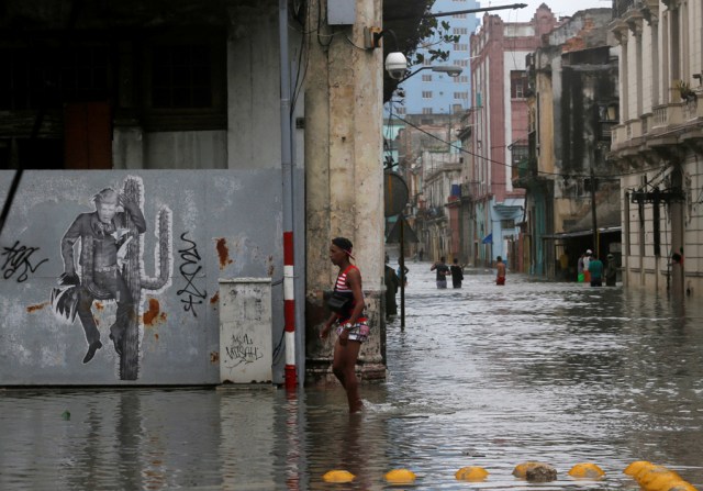 People wade through flooded streets after the passing of Hurricane Irma, in Havana, Cuba, September 10, 2017. REUTERS/Stringer NO SALES. NO ARCHIVES.