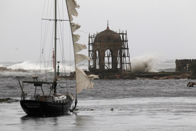 Waves crash against the Mudejar gazebo at the Almendares river, after the passing of Hurricane Irma, in Havana, Cuba, September 10, 2017. REUTERS/Stringer NO SALES. NO ARCHIVES
