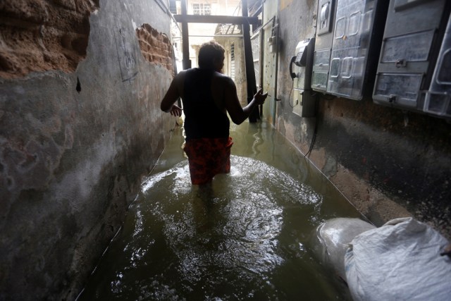 A man wades through the water in the flooded entrance of a building, after the passing of Hurricane Irma, in Havana, Cuba September 10, 2017. REUTERS/Stringer NO SALES. NO ARCHIVES