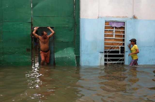 People are seen in a flooded street, after the passing of Hurricane Irma, in Havana, Cuba September 10, 2017. REUTERS/Stringer NO SALES. NO ARCHIVES