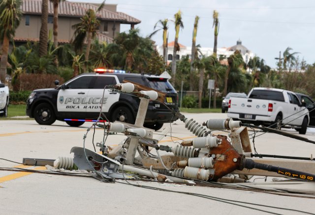 Un poste de electricidad caído tras el paso del huracán Irma en los Cayos de Florida.  REUTERS/Joe Skipper