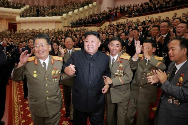 Una agencia estatal de Corea del Norte amenazó el jueves con usar armas nucleares para "hundir" Japón y reducir a Estados Unidos a "cenizas y oscuridad" por apoyar una resolución del Consejo de Seguridad de la ONU y las sanciones tras la última prueba nuclear norcoreana. En la imagen, el líder norcoreano Kim Jong Un durante una celebración con los científicos e ingenieros que contribuyeron al ensayo con una bomba de hidrógeno, en una fotografía de archivo difundida por la agencia de noticias norcoreana KCNA en Pyongyang, el 10 de septiembre de 2017. KCNA via REUTERS