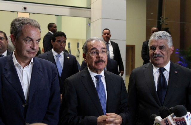 El expresidente del gobierno español, José Luis Rodríguez Zapatero (a la izquierda); el presidente de República Dominicana, Danilo Medina (al centro); y canciller dominicano, Miguel Vargas, hablan con la prensa después de participar en una reunión para mediar las conversaciones entre el Gobierno de Venezuela y la oposición en Santo Domingo, República Dominicana. 14 de septiembre, 2017. REUTERS/Ricardo Rojas