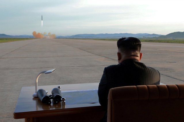 En la foto de archivo, el líderl de Corea del Norte, Kim Jong Un, observa el lanzamiento de un misil Hwasong-12. La imagen fue difundida por la agencia norcoreana KCNA el 16 de septiembre y se desconoce la fecha exacta en la que fue captada.  KCNA vía REUTERS. ATENCIÓN EDITORES, ESTA IMGANEN FUE PROPORCIONADA POR UN TERCERO. REUTERS NO PUDO VERIFICAR DE MANERA INDEPENDIENTE SU AUTENTICIDAD, CONTENIDO LOCALIZACIPN O FECHA.