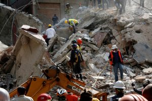 Potente terremoto de magnitud 7,1 sacude México, tumba edificaciones y deja más de un centenar de muertos