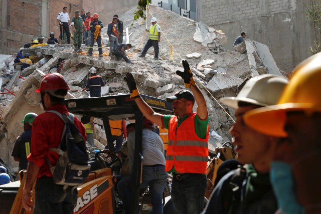 Gente remueve escombros tras el terremoto que sacudió a Ciudad de México. 19 de septiembre de 2017. REUTERS/Carlos Jasso
